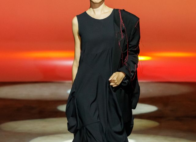 alenasteinke-collection-love-long-asymmetric-black-dress-and-oversized-blazer-with-red-stitching-front-berlin